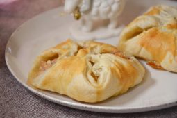 Puff pastries filled with curd and strawberry jam