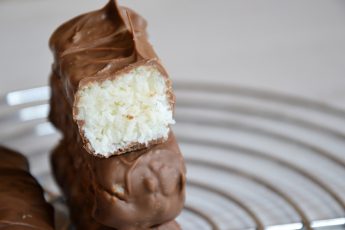 Naminiai kokosiniai saldainiai su šokoladu „Bounty“