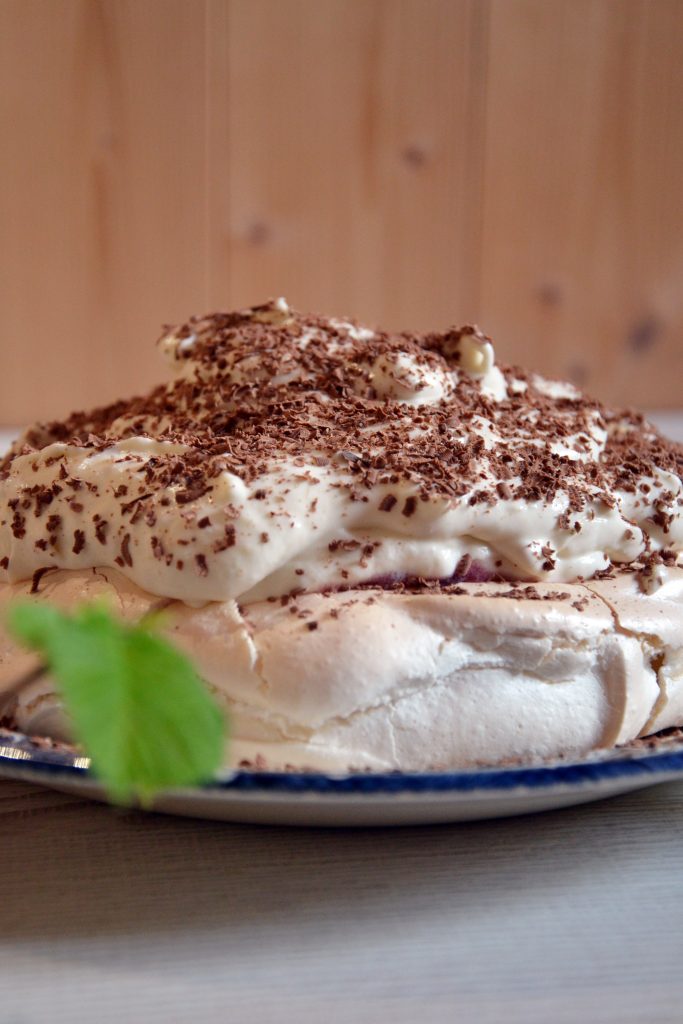 Pavlova su bananais ir vyšniomis