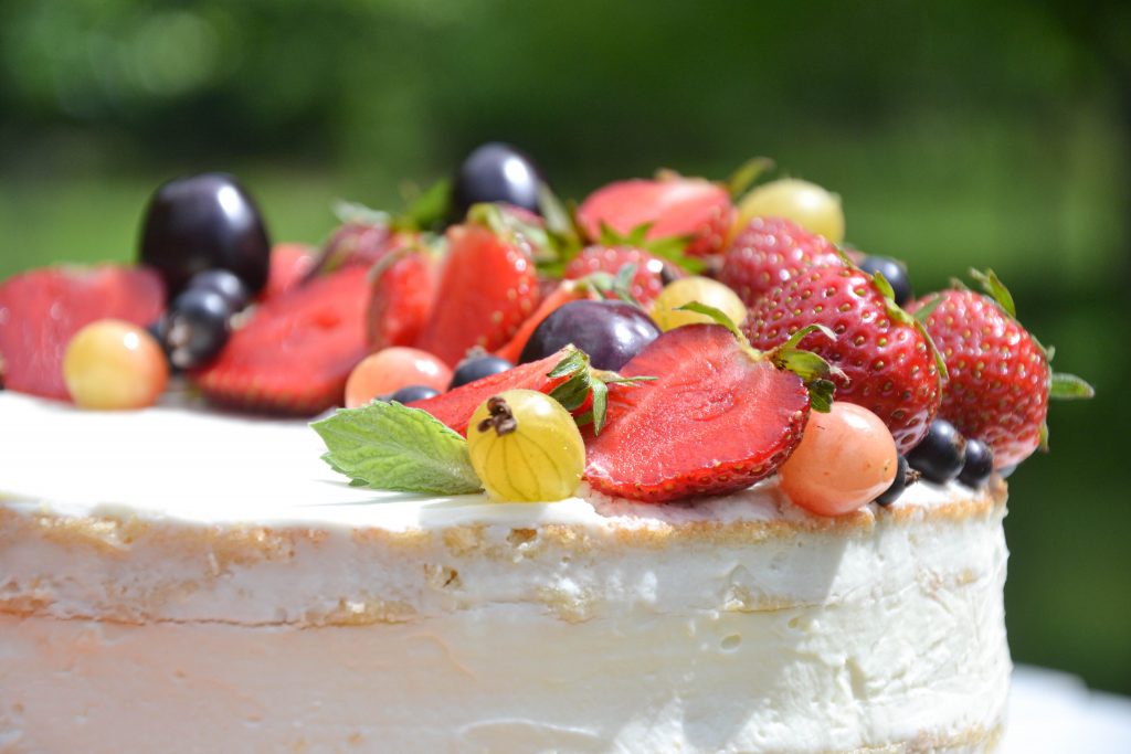 Vanilinis tortas su braškėmis