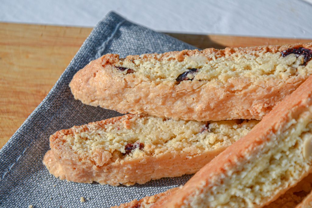 Trapūs sausainiai (biscotti) su spanguolėmis  ir anakardžių riešutais 