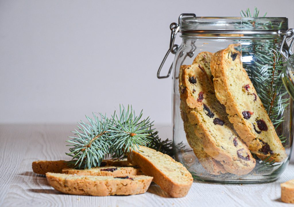 Kalėdiniai trapūs sausainiai (biscotti) su džiovintomis vyšniomis, spanguolėmis ir marcipanais