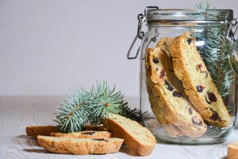 Kalėdiniai trapūs sausainiai (biscotti) su džiovintomis vyšniomis, spanguolėmis ir marcipanais