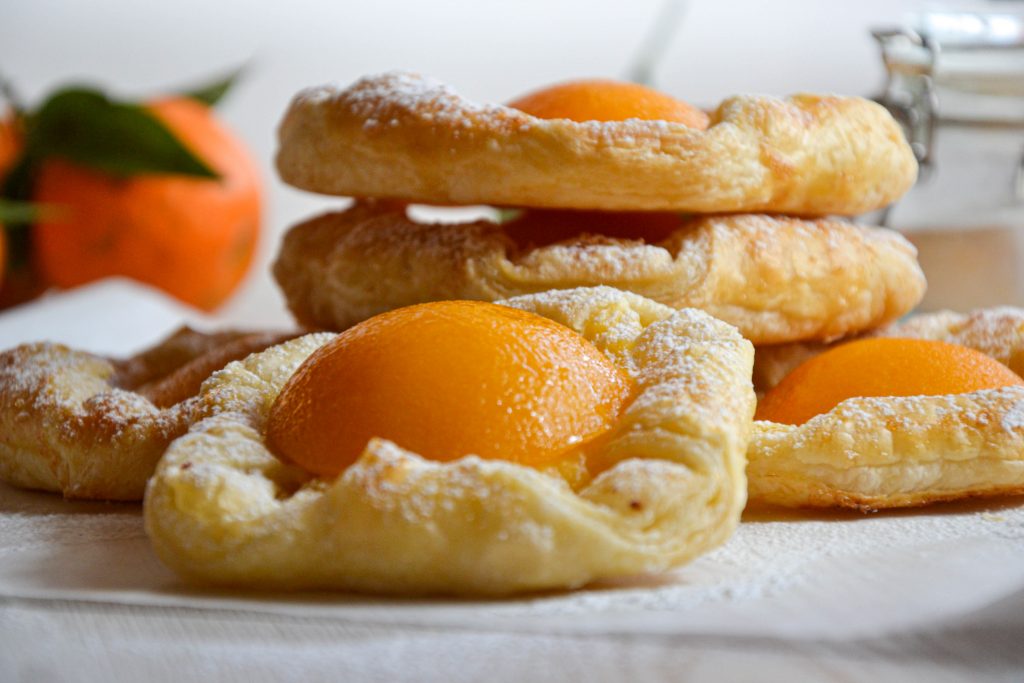 Sluoksniuotos tešlos pyragėliai su vaniliniu kremu ir persikais
