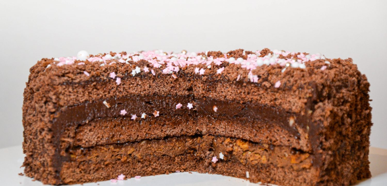 Šokoladinis biskvitinis tortas su traškučiu ir sviestiniu kremu