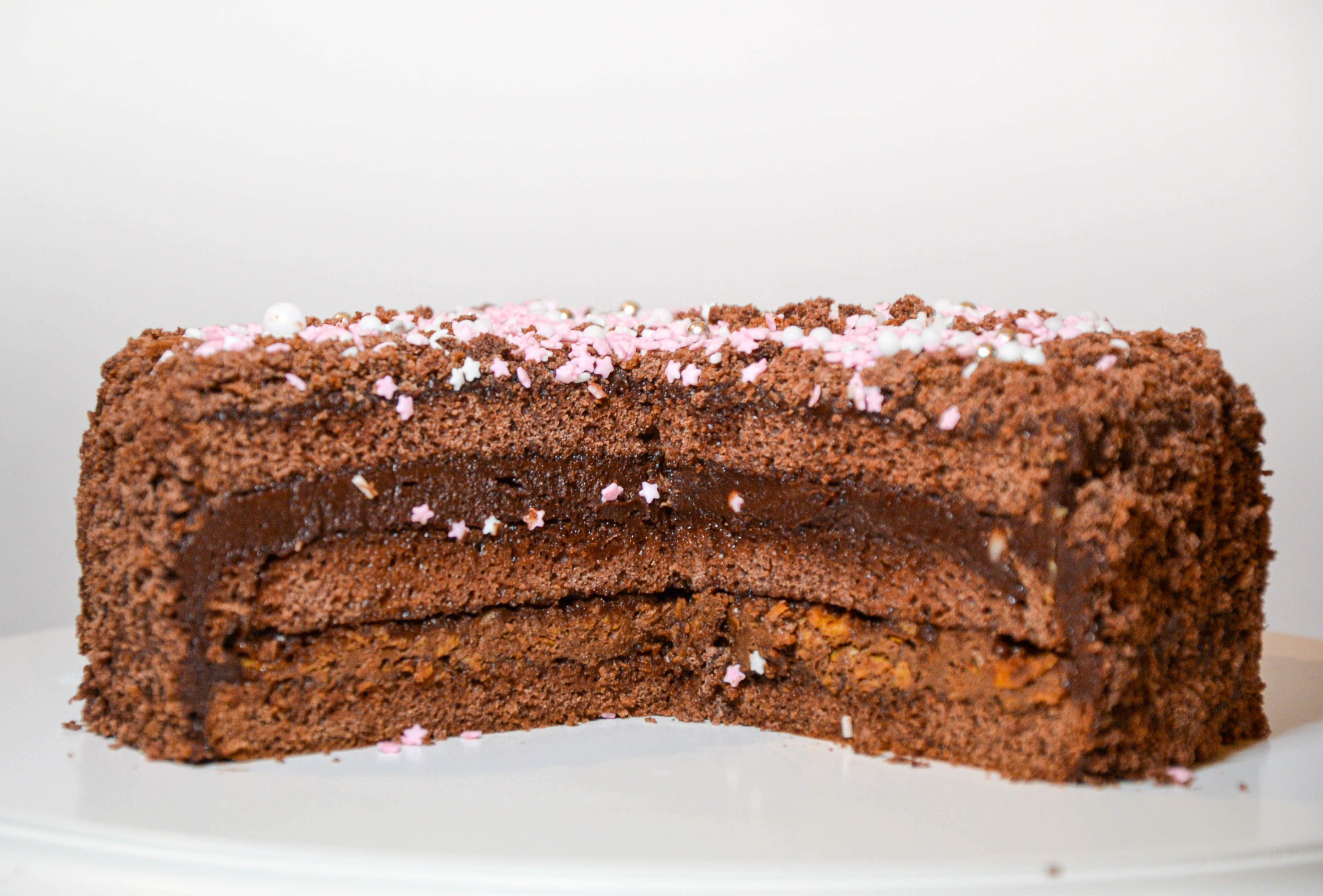 Šokoladinis biskvitinis tortas su traškučiu ir sviestiniu kremu