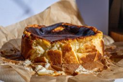 Sūrio pyragas be pagrindo (Degintas baskų sūrio pyragas)