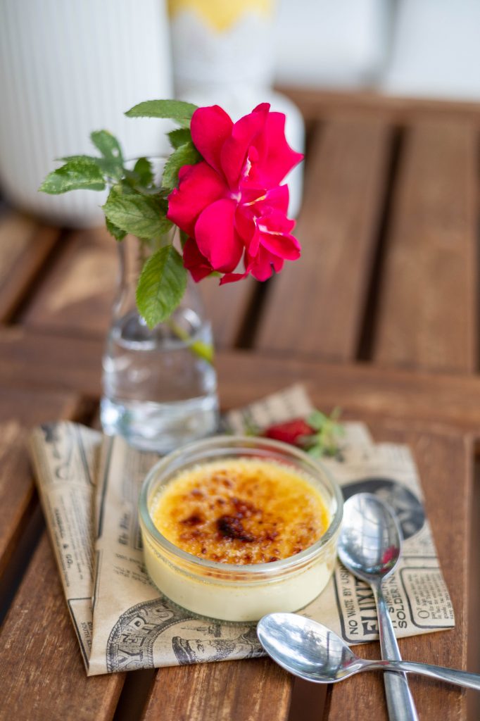 Crème brûlée: vanilinis kremas su traškia karamelės plutele