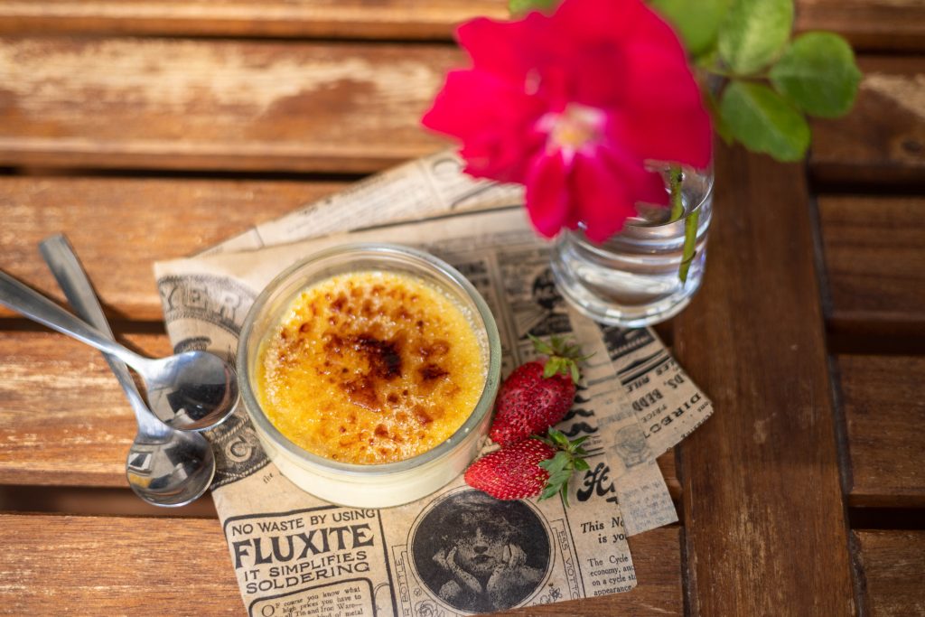 Crème brûlée: vanilinis kremas su traškia karamelės plutele