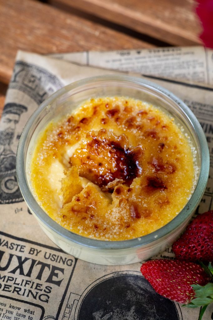 Crème brûlée: vanilinis kremas su traškia karamelės plutele