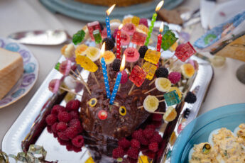 Kakavinis tinginys-ežiukas su saldainių spygliukais